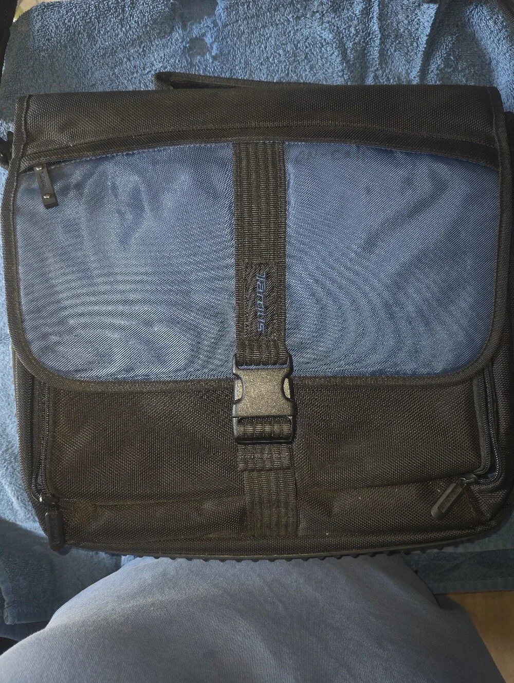 Targus Blue & Black Laptop Shoulder Messenger Bag With Partitions